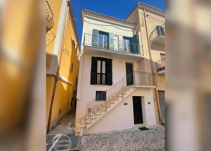 Charming 3-Story Amantea Home With Full Kitchen, 3 Baths And Minutes To The Beach