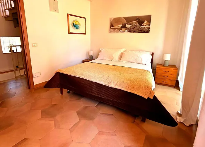 Charming 3-Story Amantea Home With Full Kitchen, 3 Baths And Minutes To The Beach